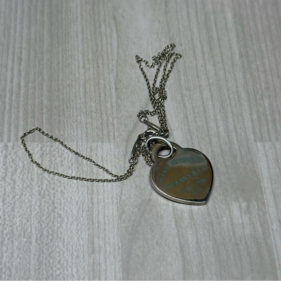 Tiffany & Co Green 9.25 S.Silver Necklace with Green Engraving Heart Pendant - Picture 5 of 5